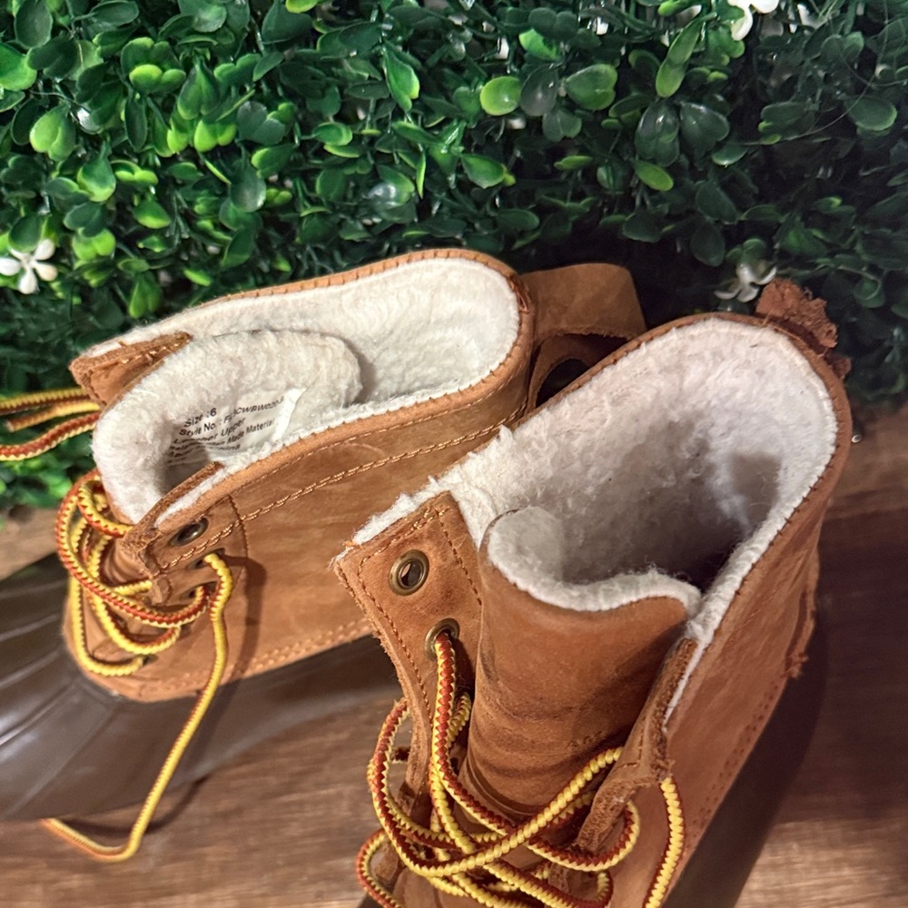 Women’s Brown Duck Boots with Sherpa Lining Womans Size 6 - Picture 2 of 5